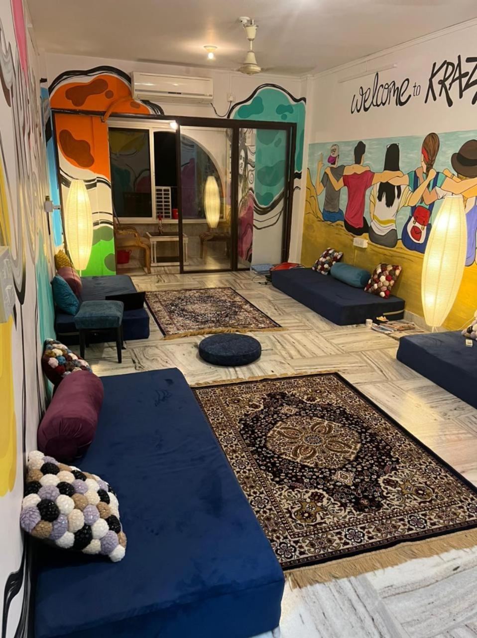 Krazy Solo Hostel Мумбаи Экстерьер фото