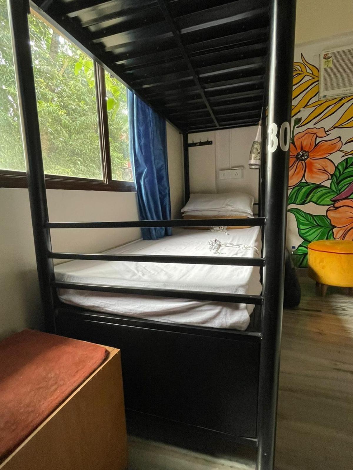Krazy Solo Hostel Мумбаи Экстерьер фото